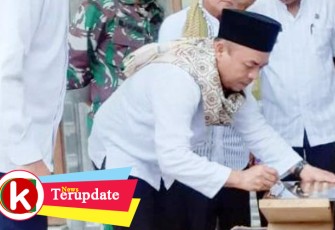 Penandatanganan prasasti peresmian masjid oleh Bupati Labuhanbatu