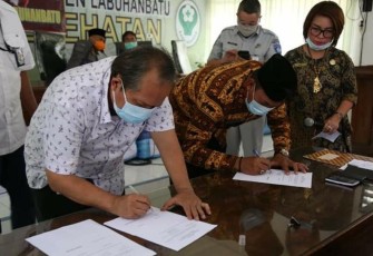 Anggota DPR-RI Komisi VI Salurkan Bantuan APD Kepada Dinkes dan RSUD Rantauprapat