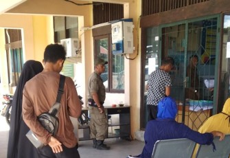 Masyarakat saat mengurus administrasi kependudukan di Kantor Disdukcapil Aceh Singkil.