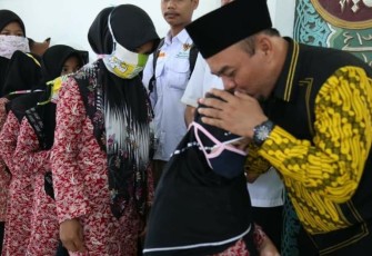 Bupati Labuhanbatu saat menyambangi anak-anak panti asuhan