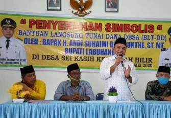 Bupati Labuhanbatu H. Andi Suhaimi Dalimunthe ST MT saat menyerahkan BLT Dana Desa di Desa Sei Kasih