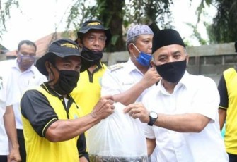 Bupati Labuhanbatu H.Andi Suhaimi Dalimunthe ST.MT (kanan)
