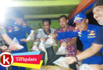  Tim gabungan saat menangkap ratusan bungkus bunga terumbu karang dalam sebuah boat barang di dermaga rakyat Pulo Sarok Singkil Aceh Singkil Provinsi Aceh.