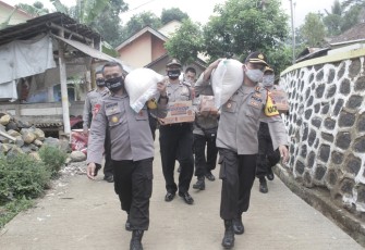 Kapolres Batang Panggul Beras Bantu Korban Kebakaran di Blado
