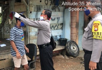 Polsek Batik Nau Polda Bengkulu Bagikan Masker dan Beras