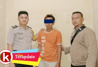 Tersangka (tengah) saat diamankan