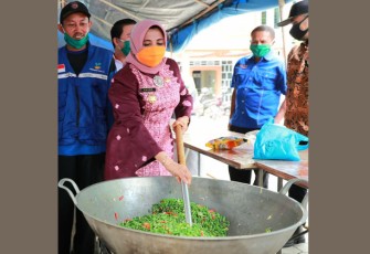 Plt. Walikota Tanjungpinang Hj. Rahma S. IP meninjau dapur umum