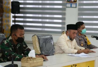 Bupati Labuhanbatu H. Andi Suhaimi Dalimunthe ST.MT (tengah)