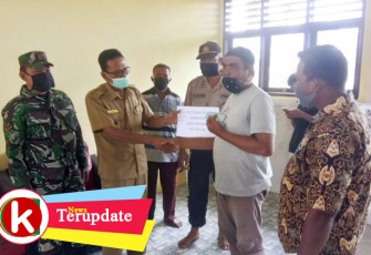 Warga Desa Kayu Menang saat menerima bantuan langsung tunai (BLT DD) Setempat.