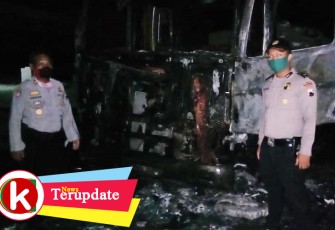 Truk Tronton Pengangkut Semen Terbakar