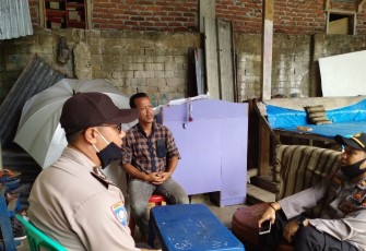 Kapolsek Sukaraja Kunjungi Keluarga PDP Covid-19