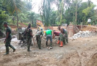 Teriknya Matahari Tidak Membuat Surut Semangat Satgas dan Warga Buat Jembatan di Batu Jongjong