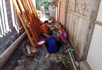 Ibu-Ibu Warga Desa Ngepoh Merasakannya