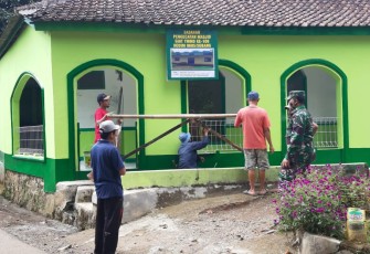 TMMD Kodim 0605 Subang Bantu Warga Bersihkan Dan Cat Masjid AL-FADILAH