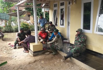 Satgas TNI Dan Masyarakat Melepas Lelah