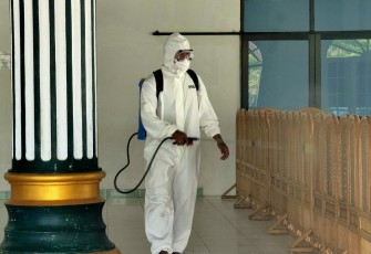 Satgas Ops Aman Nusa II Satbrimobda Polda Bengkulu Semprot Disinfektan di Masjid Kota