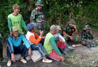 Danton II Satgas TMMD Lakukan Komsos di Tengah Istirahat