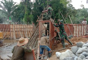 Prajurit 3 Matra bersama Polri Wujudkan Pembangunan di Desa Batu Jongjong Melalui TMMD 108