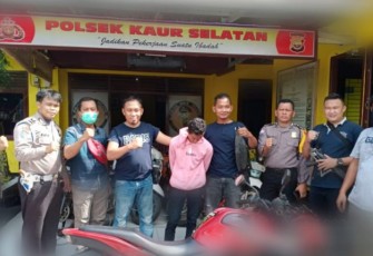 Tersangka (diborgol) saat diamankan