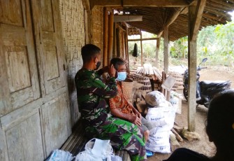 Musiran Dipakaikan Masker oleh Anggota Koramil 0807/14 Tulungagung