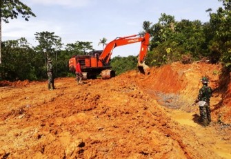H+8 Pelaksanaan TMMD Ke-108 Penerobosan Jalan 36 % Dan Pembuatan Parit 27 % Capai Hasil Maksimal