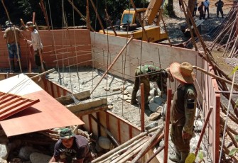 Hari ke-3 TMMD, Satgas dan Warga Lanjuti Pembukaan jalan Antar Dusun di Bahorok