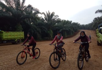 Asyiknya! Tiga Dara Cantik Ini Bersepeda Di Jalan Baru Buatan Satgas TMMD Kodim 0605/Subang