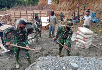 Satgas TMMD Dan Warga Pantang Menyerah Walaupun Diterik Panas Matahari