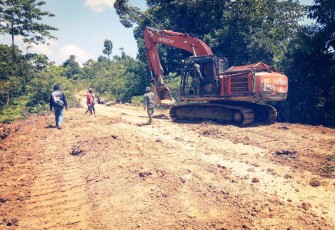 Aksi TNI Yang Tidak Pernah Menyerah Terus Kebut Pengerjaan Jalan
