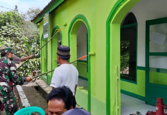 Satgas TMMD : Giat Pengecatan Mesjid AL Fadilah Berjalan Tanpa Hambatan