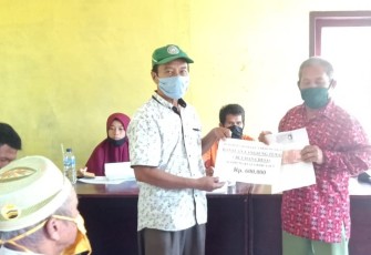 Pemdes Kuala Baru Laut Kecamatan Kuala Baru saat menyerahkan BLT DD kepada keluarga penerima.