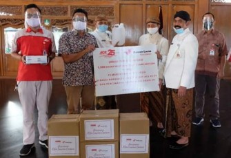 Serah terima bantuan 1000 masker medis dan 25 liter hand sanitizer dari Kawan Lama Foundation kepada Pemkot Solo di Pendapi Gedhe Balaikota Surakarta Jawa Tengah.