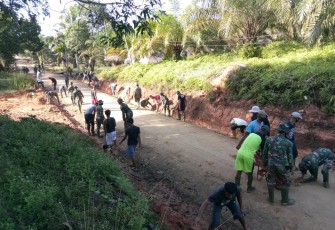 TMMD Tumbuhkan Semangat Gotong Royong Warga Bangun Jalan TMMD 108 Desa Makmur