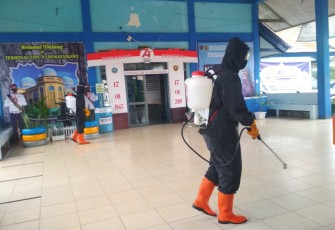 Brimob Kompi 1 Batalyon B Pelopor Semprot Disinfektan di Terminal Kota Lhokseumawe