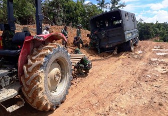 John Deere Bantu Mobil Truk Milik TNI Pengangkut Material Terperosok