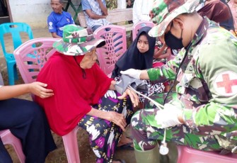 Tim Medis Satgas TMMD Ke-108 Sosialisasi Tentang Protokol Kesehatan Covid-19