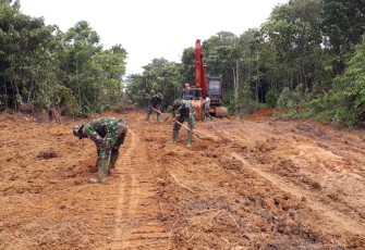 Satgas TMMD Kodim 0105/Abar Dengan Alat Berat Hitachi Rapikan Parit