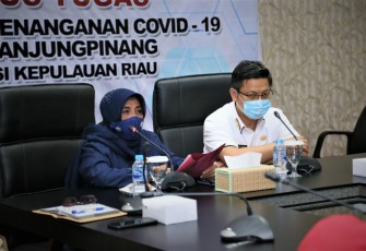 Plt. Walikota saat menjelaskan Soal Penyaluran BLT Pemko Tanjungpinang