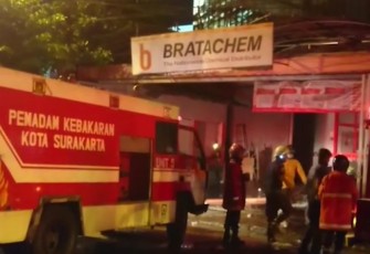 Upaya pemadaman kebakaran yang melanda toko bahan kimia PT Brataco Chemika (Bratachem) yang berada di Jalan Dr Rajiman Bumi Laweyan Solo Jawa Tengah.