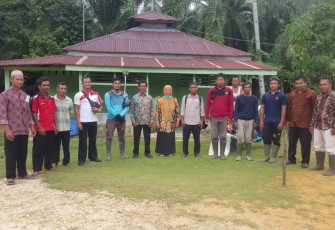 Pihak Kemenag dan BPN Aceh Singkil foto bersama saat melakukan pengukuran tanah wakaf Setempat