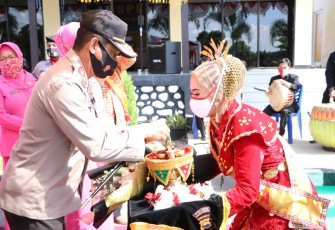 Polres Mukomuko Gelar Tarian Sekapur Sirih Sambut Kunker Kapolda Bengkulu