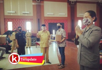 Walikota Santoso Menyalurkan Bantuan ke Seniman Parekraf (foto: Faisal NR / Klikwarta.com) 
