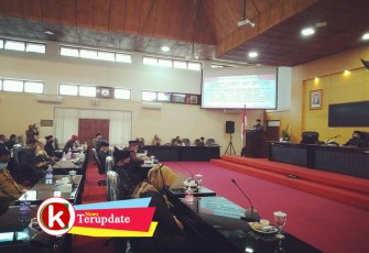 Walikota Santoso di Mimbar Menyampaikan Jawaban Atas Pandangan Umum Fraksi (foto: Faisal NR / Klikwarta.com) 