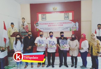Walikota Santoso bersama Camat Sukorejo, Lurah Turi dan Peserta Pelatihan (foto: Faisal NR / Klikwarta.com) 
