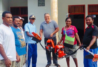 Sekertaris Komisi II DPRD Raja Ampat Berikan Bantuan Kepada Warga di Swaimbon dan Pasien Covid-19