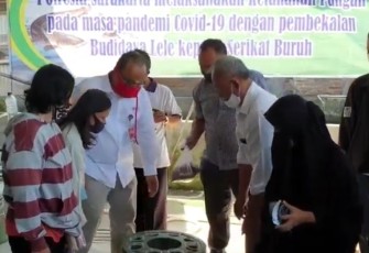 Polresta Solo memberikan bantuan paket bibit ikan lele dan pelatihan budikdamber kepada para buruh yang tergabung dalam KSPSI di Kota Solo Jawa Tengah.