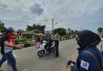 Polisi Sosialisasi AKB dan Bagikan Masker ke Pengendara