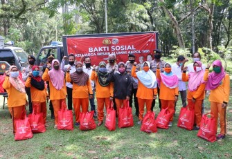 Polda Bengkulu Kembali Bagikan 200 Paket Sembako Kepada Petugas Kebersihan Jalan