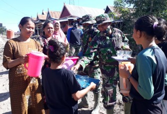 KAUM EMAK EMAK BAGIKAN KUE DAN KOPI HANGAT KEPADA SATGAS TMMD 108 KODIM 1425/JENEPONTO