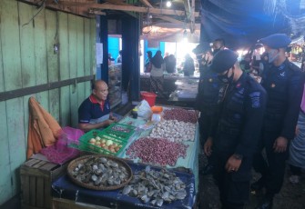 Personil KBR Gegana Satbrimobda Bengkulu Terus Berikan Himbauan Protokol Kesehatan di Pusat Keramaian